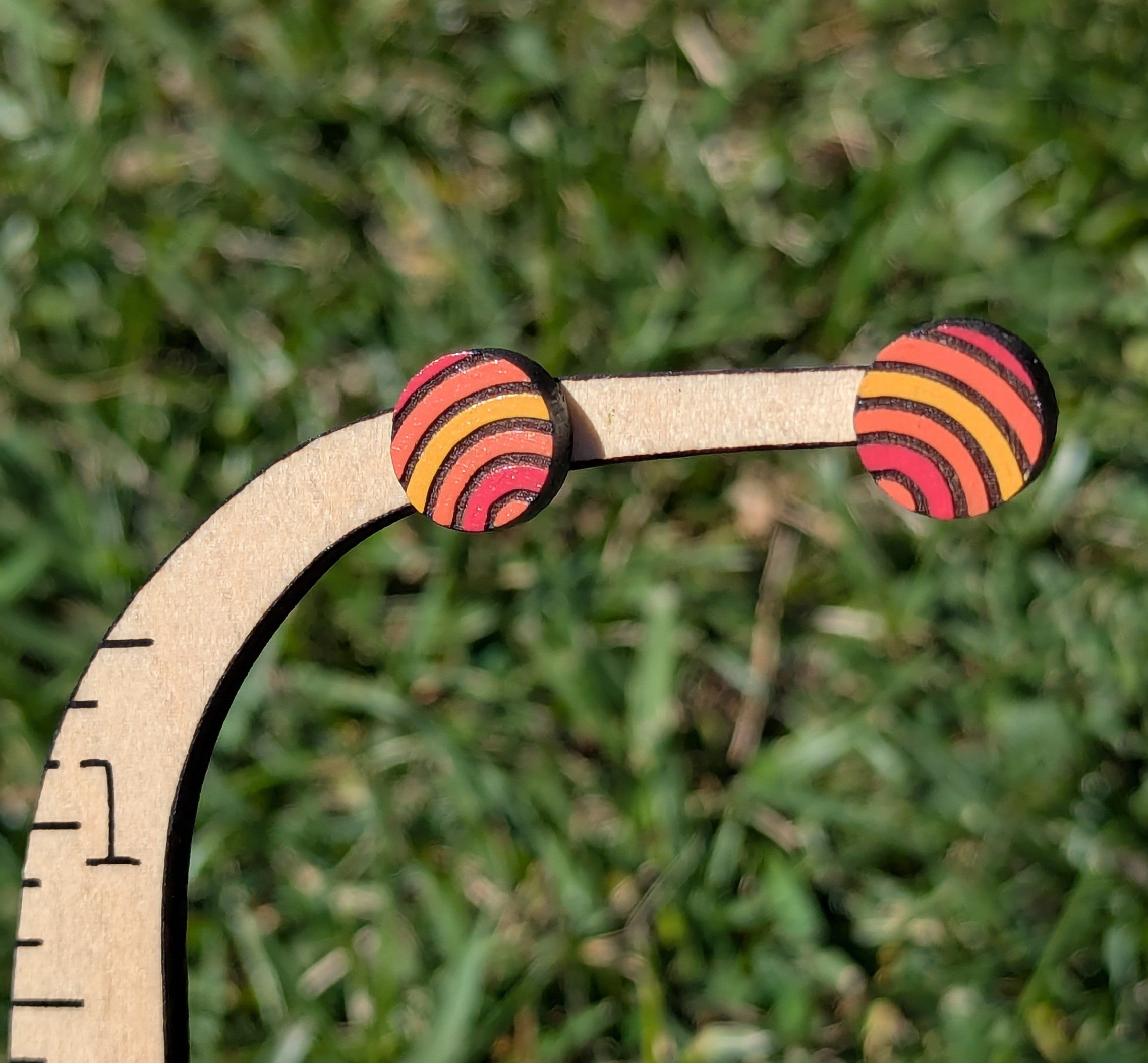 curved stripe stud - roy