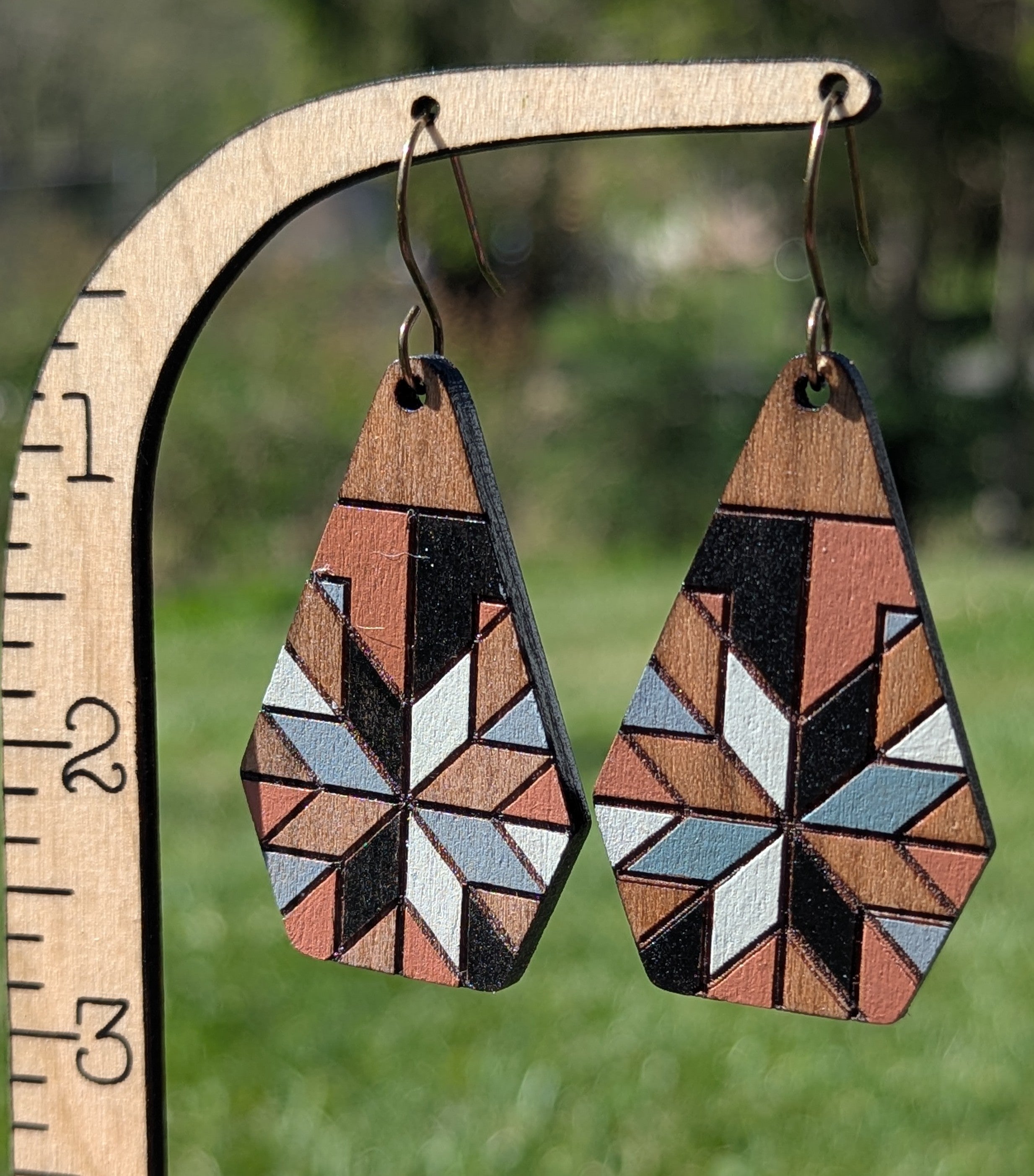 quilt dangle - calico & grey