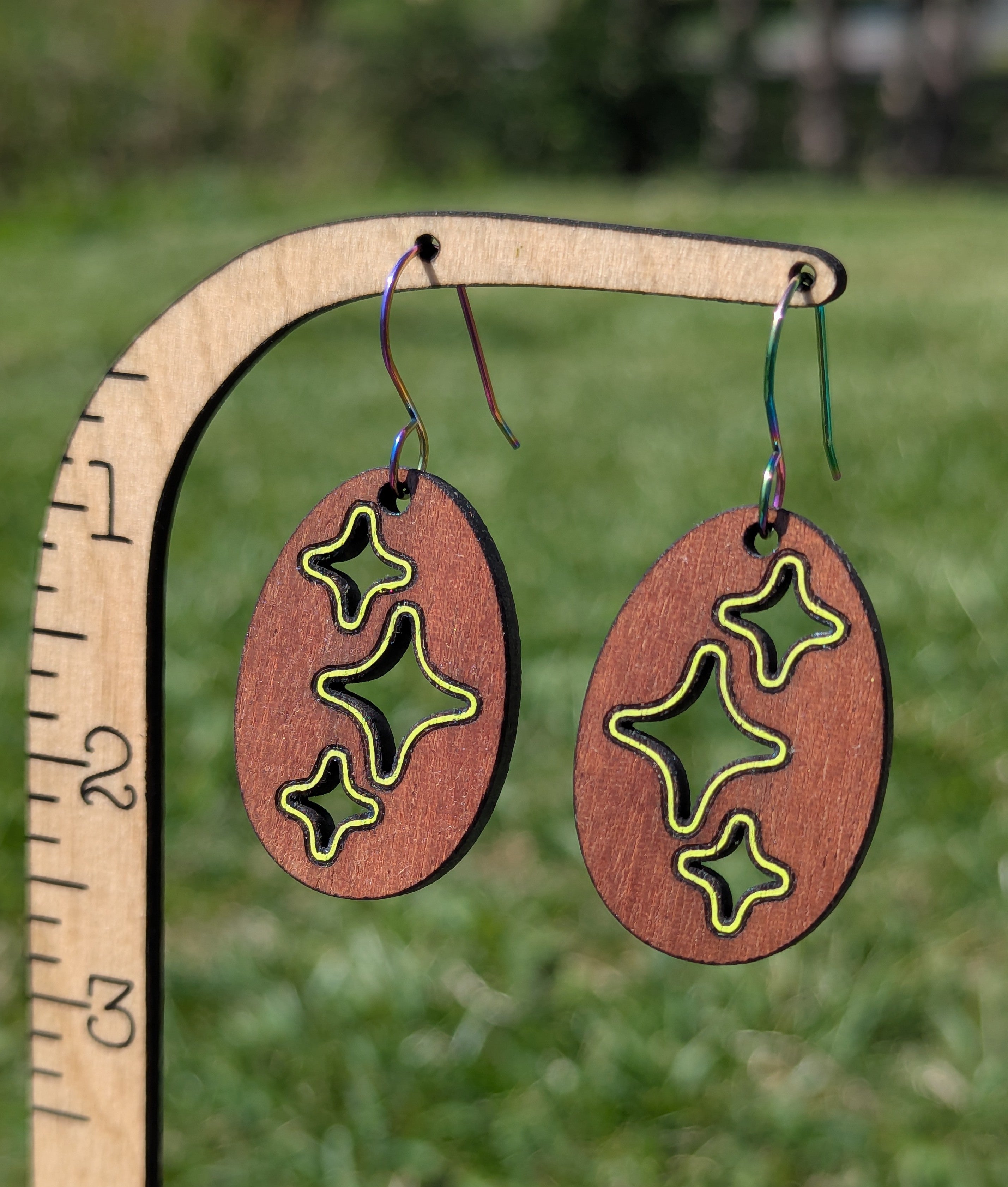 starburst oval dangle - neon green