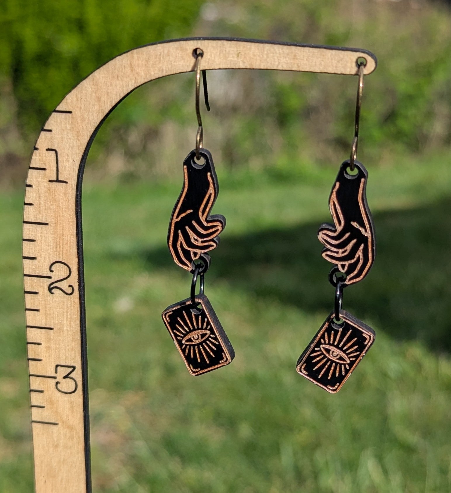 hand and card dangle