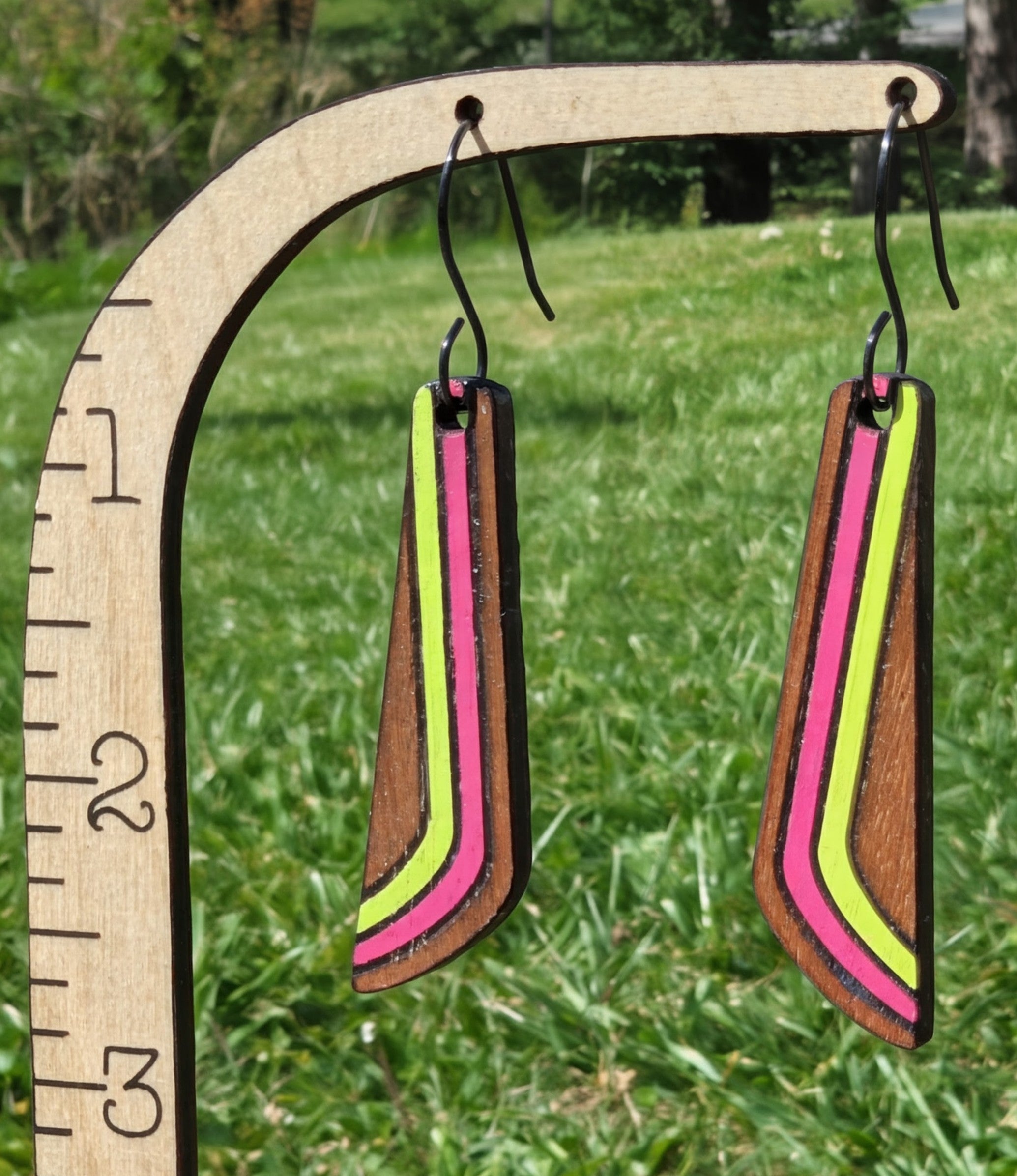geo stripe dangle - neon green & pink